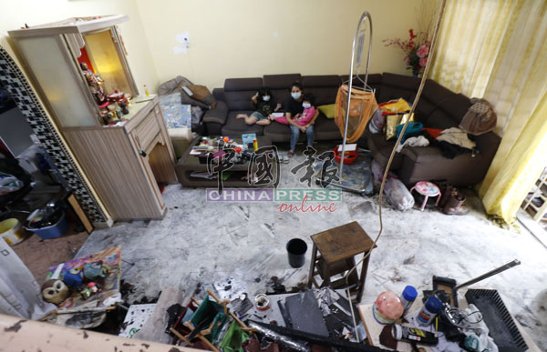 楼上屋顶被烧毁开天窗,下大雨时雨水渗透到楼下,导致楼下到处湿漉漉,非常混乱。