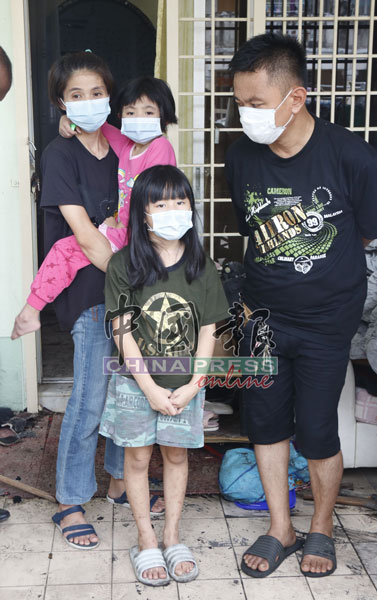 黄健文(右)的小女儿(粉红衣者)有先天性学习障碍症,最近不幸患上脑膜炎,需要一笔费用医治,左为冯翠芬。