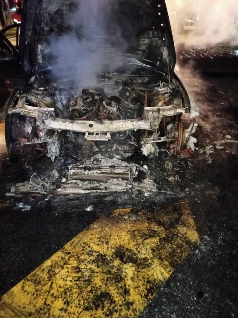 宝马轿车付之一炬，完全被烧毁。