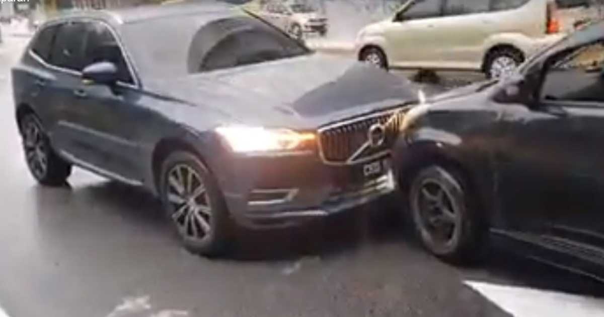 疑是醉驾的富豪轿车司机撞上迈薇轿车后，竟继续踩油门“推着”对方前进，吓坏在场所有人。