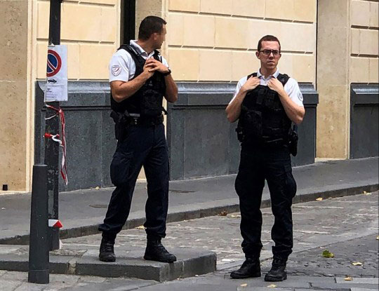 肯特罗（右）在警队当卧底，揭发巴黎警察种族歧视。