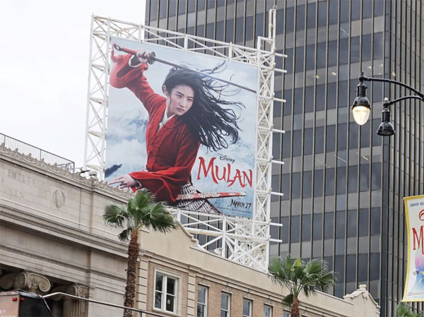 迪士尼电影真人版《花木兰》（Mulan）原订3月27日在美国上映，然而因受瘟疫影响，而延到9月4日在串流平台上播出。图为好莱坞的大型广告看板。