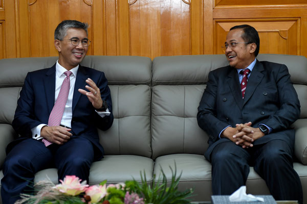 扎夫鲁（左）与阿末三苏里就2021年度财政预算案交流。