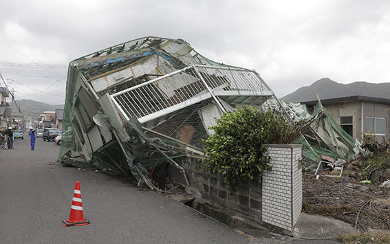 日本鹿儿岛一间房子被台风吹倒。（法新社）
