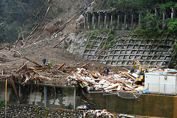 日本宫崎县椎叶村下福良地区山坡崩塌，4人失踪。（美联社）
