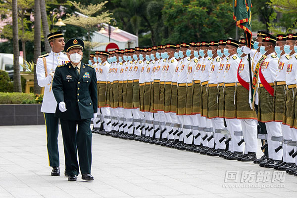 魏凤和检阅马来军团仪仗队。