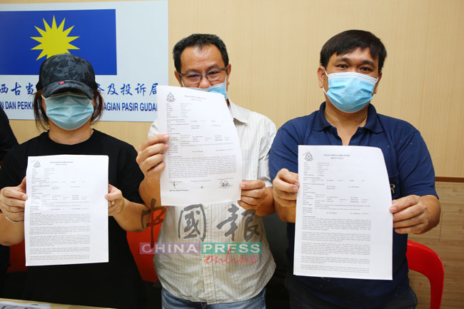 谢美芬（左起）、刘振强及邓孟文出示报案纸，希望通过自身经历警惕大众，并要幕后代理人还回血汗钱。