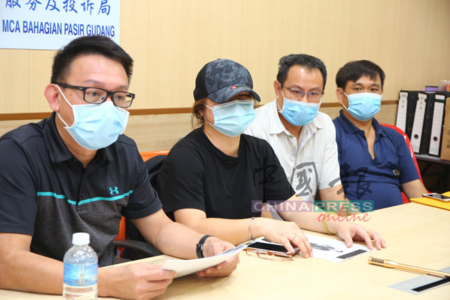 林道祥（左起）陪同谢美芬、刘振强及邓孟文召开记者会，阐述通过代理人申请政府店屋被骗经过。