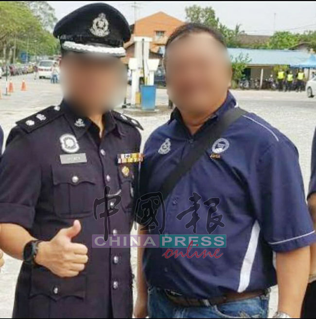 洋名为“Janon”的华裔男子（右），到处显摆本身与警方关系良好。
