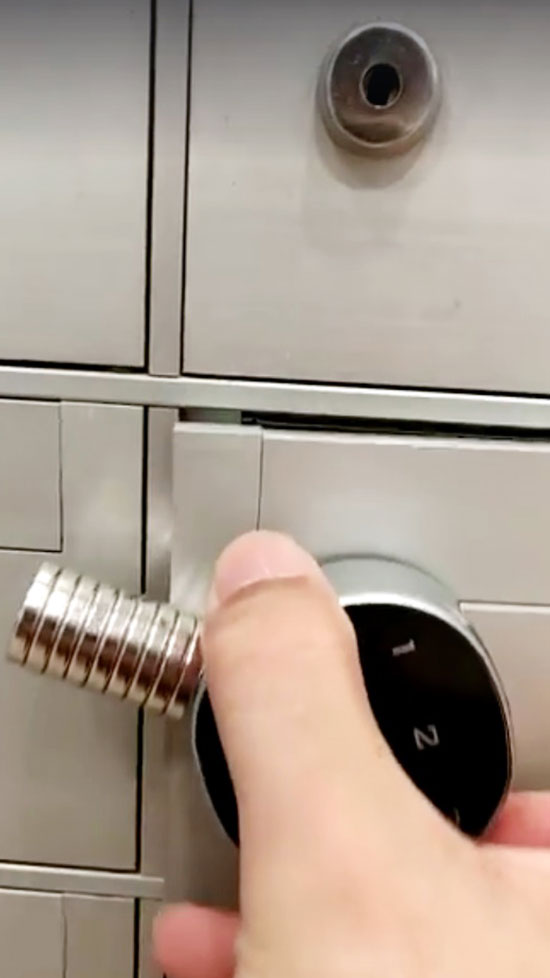 根据网民上载的视频，只要用一块磁铁，就可以轻易将信箱的数码锁打开。（取自面子书）