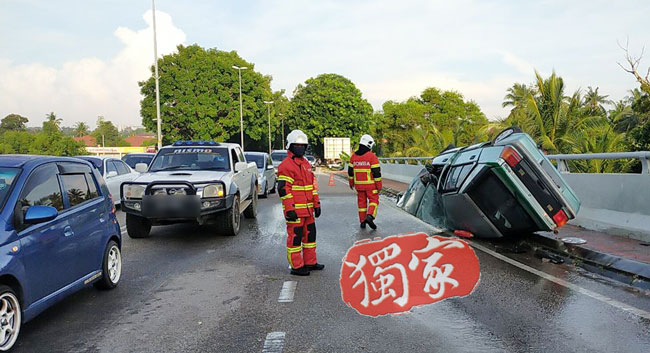 依丝华拉轿车与另3辆车辆相撞后，翻覆在路肩。