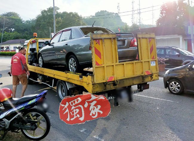 涉及意外的华嘉轿车，被拖车工友拖返警局。