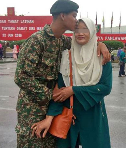 死者在去年6月的军方结业礼上，亲吻到场观礼的母亲。
