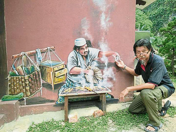 李朝俊展示他的“马来风光”壁画作品。
