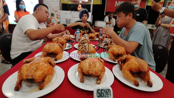 “3、2、1，开始！”3名挑战者开始一小时内吃掉5只烧鸡的挑战。