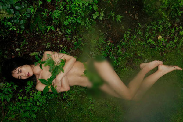 绿川静香拍下性感写真，重现极贫人生。