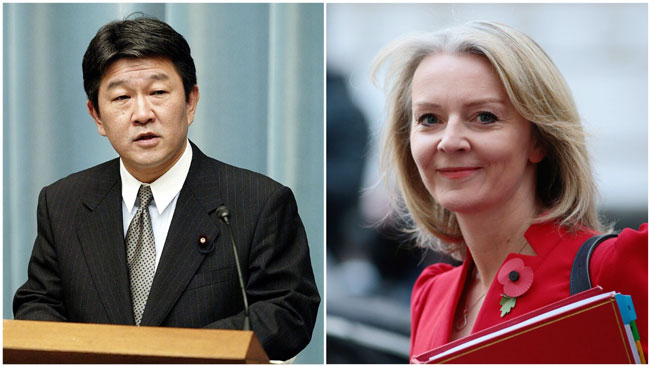 日本外交部长茂木敏充（左）和英国国际贸易部长卓慧思。