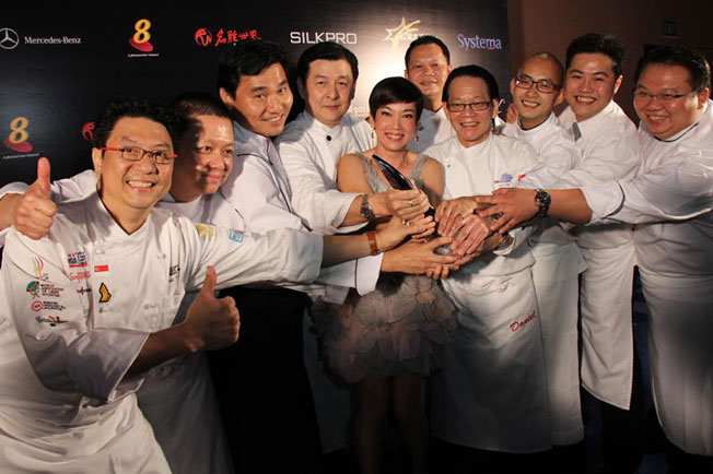 陈勇华录制的厨艺节目曾获奖，并与其他名厨和主持人钟琴出席颁奖礼。（档案照）