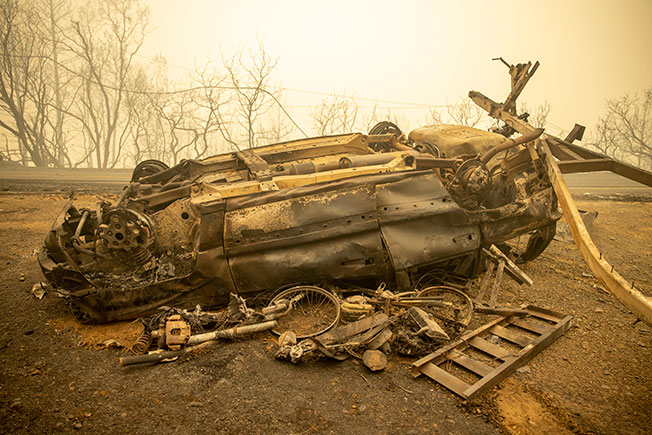 加州比尤特县一辆汽车烧剩一堆废铁在路边。（欧新社）