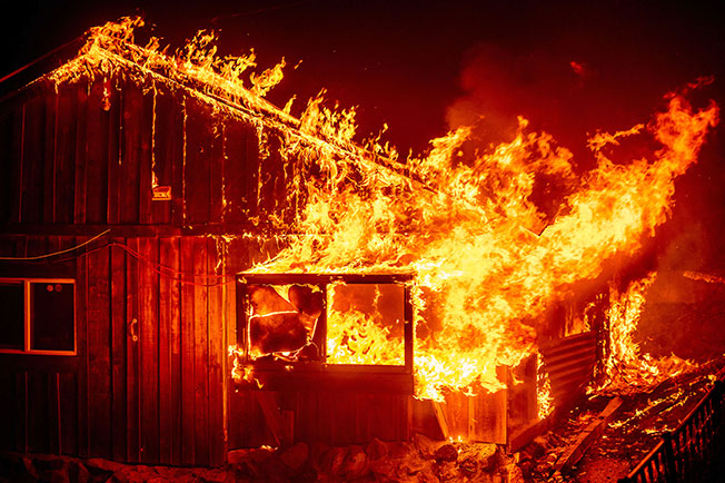 加州比尤特县的贝里克里克区一栋房屋9日被林火吞噬。（美联社）