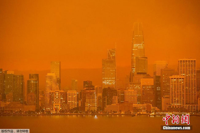 图为9日烟雾笼罩在旧金山湾区上空。