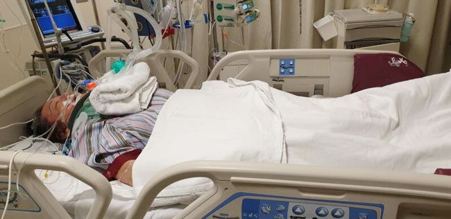 王玉兰多处骨折，只能躺在病床上依靠辅助仪器。