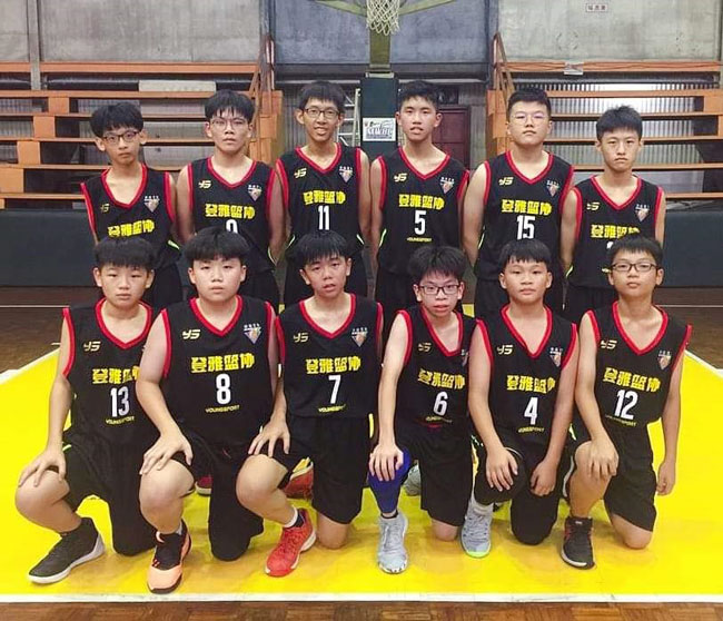 郑善晖（后排左起）与苏琮仁和刘峻粮（前排左2）是篮球球友，曾同队参与篮球赛。
