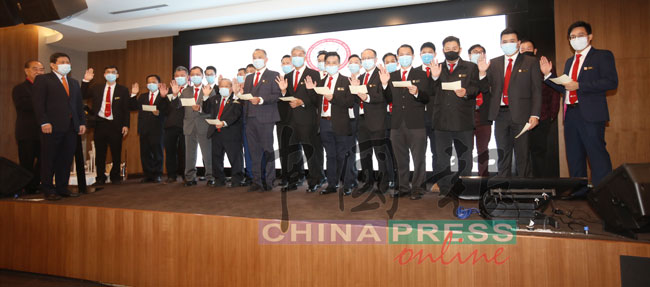 许圣杰(左)见证雪隆机械五金商公会第14届理事宣誓就职。