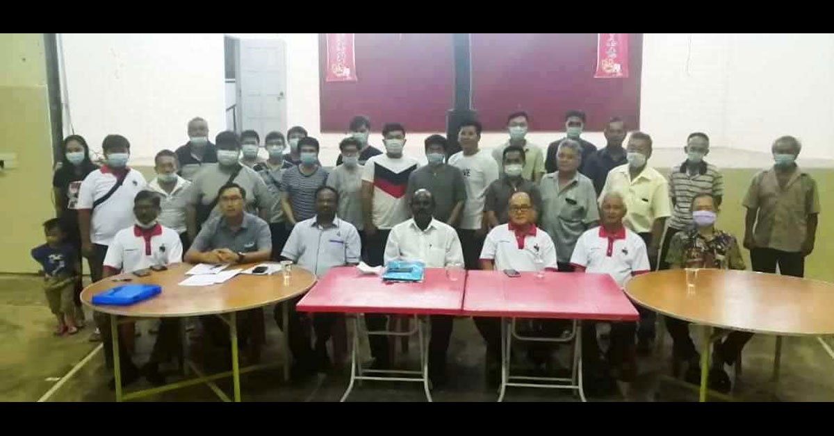 全体出席大会的民行义乐新村支部党员，与该党领袖来张合照；左2起为吴星辉、威拉班、P古拿、黄润强以及李隆川。