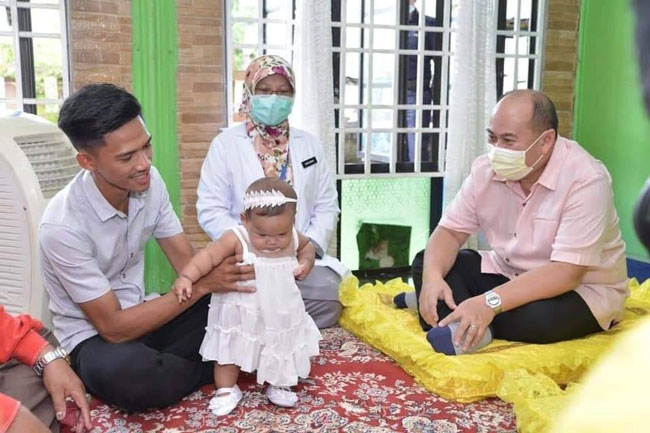 吉兰丹王储东姑慕哈末法依兹（坐者右）探访双胞胎宝宝时，随身携带一名医护人员。