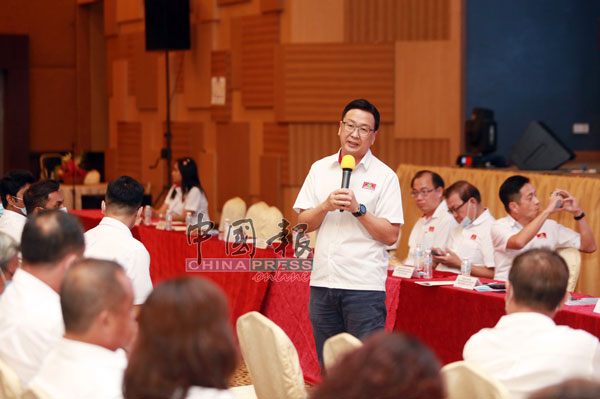 刘华才在民政党森美兰州代表大会上，与党员分析最新的政治局势。