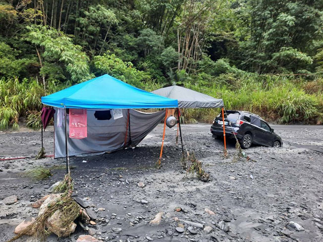 2个家庭的露营帐篷犹在，汽车则陷入沙石中。