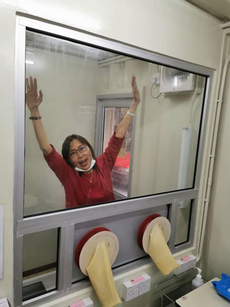 郭素沁在进行检验时不忘拍照，说明这是她今年内接受的第3次新冠肺炎检验。