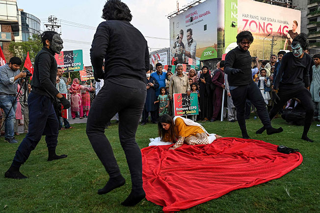 人权组织成员在街头表演色狼轮奸女性戏码，予以严厉谴责。（法新社）