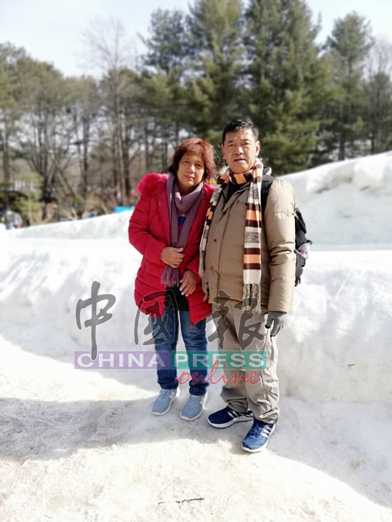 张金销（右）与太太邱金梅，一起前往韩国时的合照。