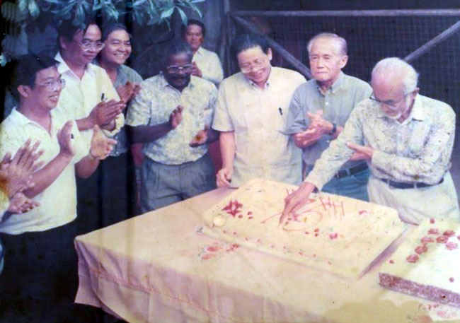 90年代，廖金华（左3起）和巴都等人在行动党中央领袖依布拉欣星基（右）的住家，为他庆祝75岁生日；左起陈国伟、方贵伦、林吉祥及曾敏兴。