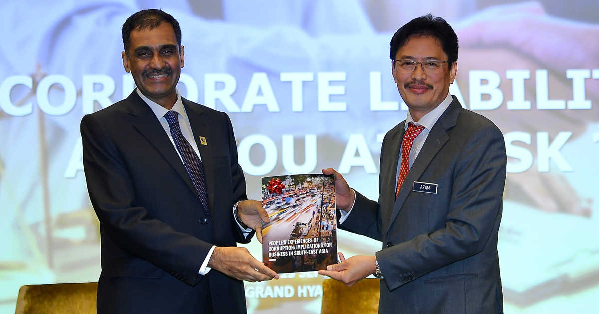 阿占峇基（右）接领国际透明组织马来西亚分会主席莫哈末莫汉赠送的纪念品。