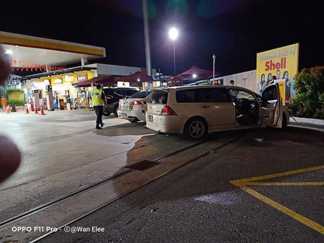 事发当时，该辆白色本田轿车停靠在油站旁边，4名女子皆在车内睡觉。