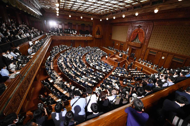 日本众议院16日召开临时会议选出新首相，当时高鸟修一也出席了会议。