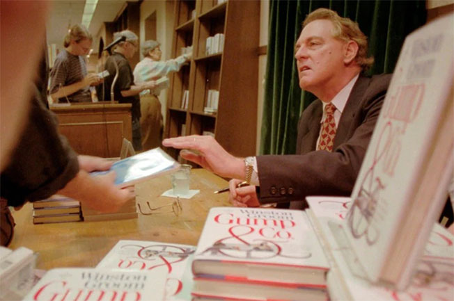 格鲁姆1995年在纽约为《阿甘正传》续集《阿甘后传》举行签书会。