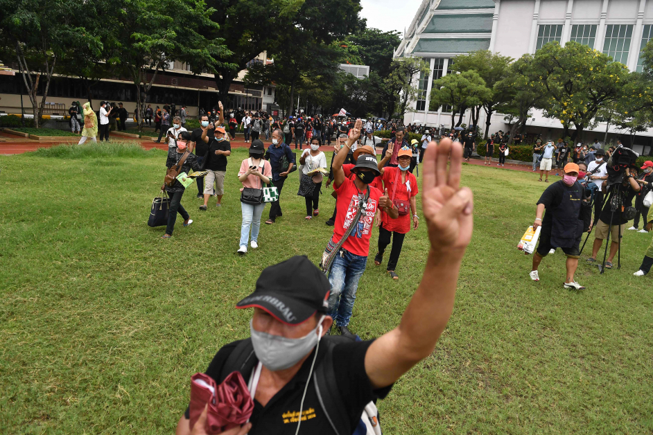 一名示威者周六在法政大学校区内高举三指手势反对暴政专制。（法新社）