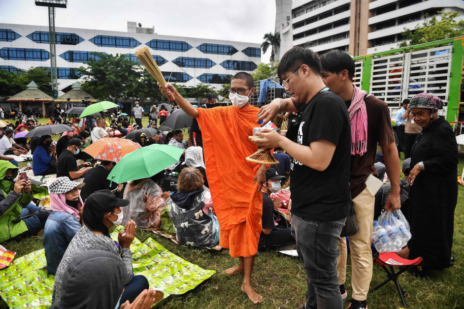 僧人洒水祝愿示威者平安。（法新社）