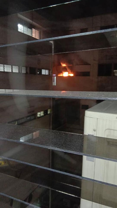 吉隆坡中央医院的仓库突然起火，消拯员受召到场进行灭火行动。 （取自互联网）