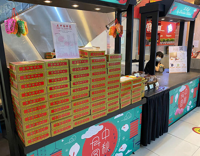 今年虽没有展销会，大中国饼家仍在七个地方摆摊宣传。（受访者提供）