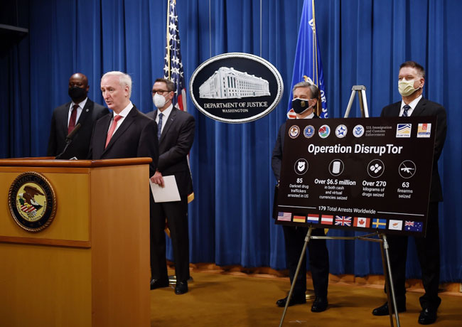 美国司法部副部长杰弗里·罗森宣布打击暗网贩毒行动的结果。（法新社）