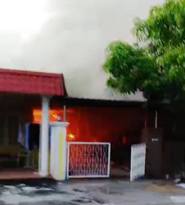 
大火突袭峇央峇鲁免登玛央巴钖（Medan Mayang Pasir）排屋住家。