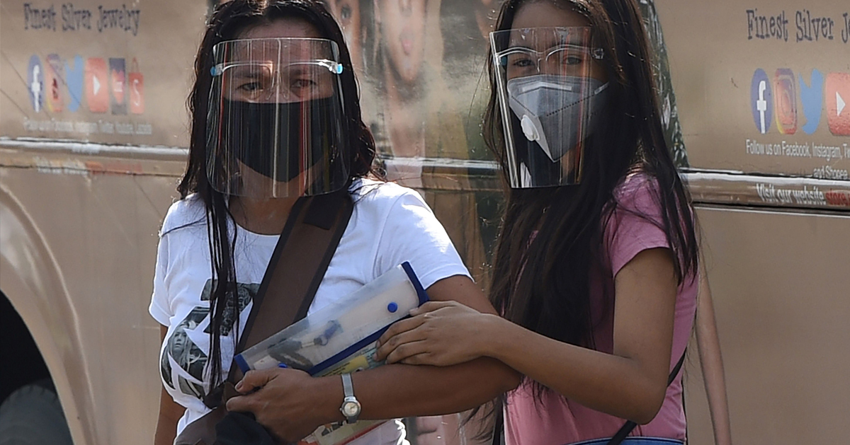 马尼拉2名女子9月8日戴着透明塑料面罩出街。（法新社）