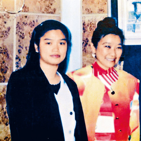 陈振聪太太谭妙清(左）及龚如心（右）于九十年代到中国考察。