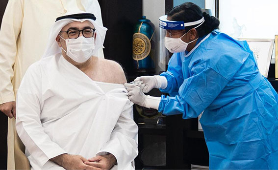 阿联酋卫生部长奥瓦伊斯注射中国疫苗。
