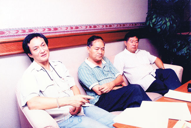 1998年，黄朱强（左起）、廖金华和冯杰荣3人，因为“倒林”的罪名，被行动党革除党职。